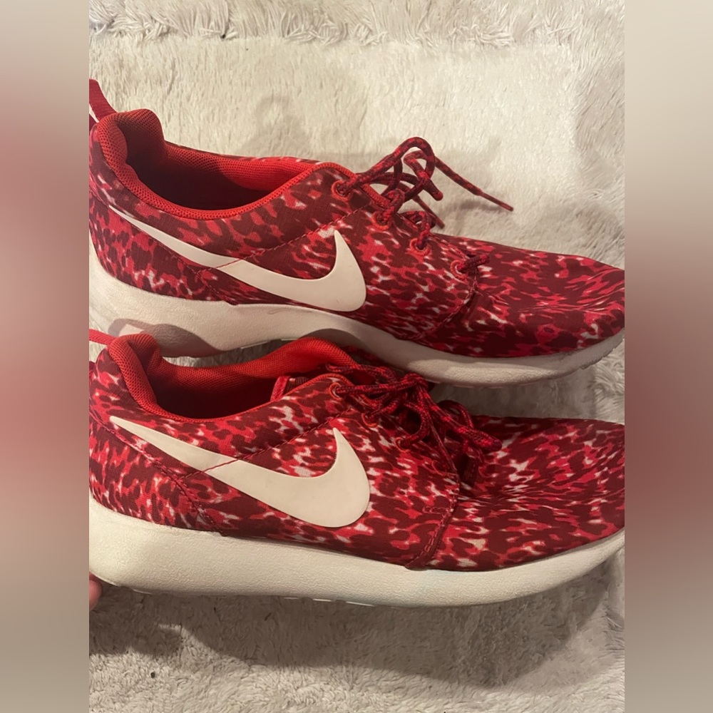 Nike Roshe Red Print Size 7